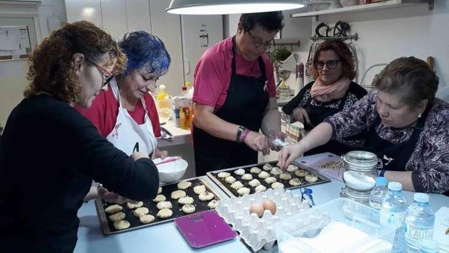 Algunas participantes en el taller de repostería tradicional ponen en práctica lo aprendido.