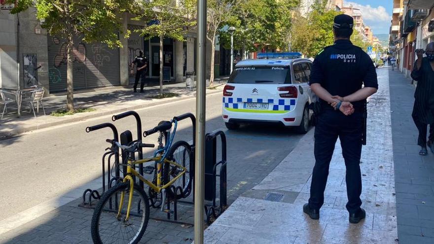 POlicia de Salt en un carrer de la vila