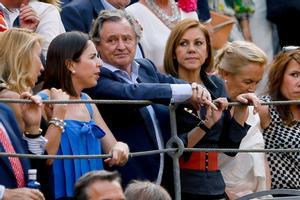 María Dolores de Cospedal y su esposo, Ignacio López del Hierro, en los toros.