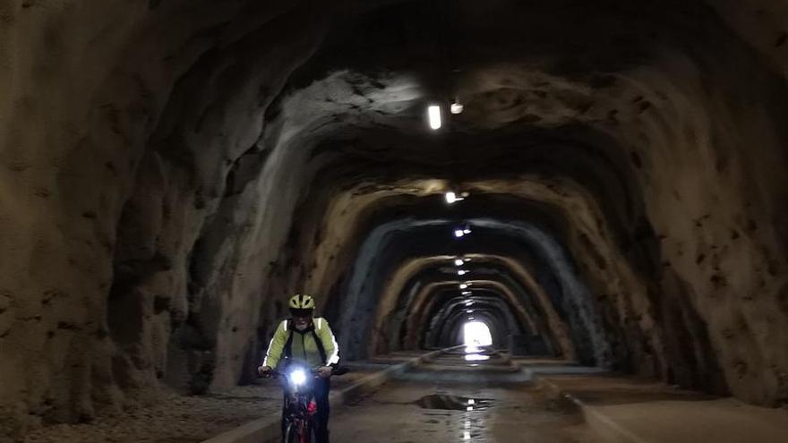 El Consell repara la iluminación del túnel de la Vía Verde de Orpesa
