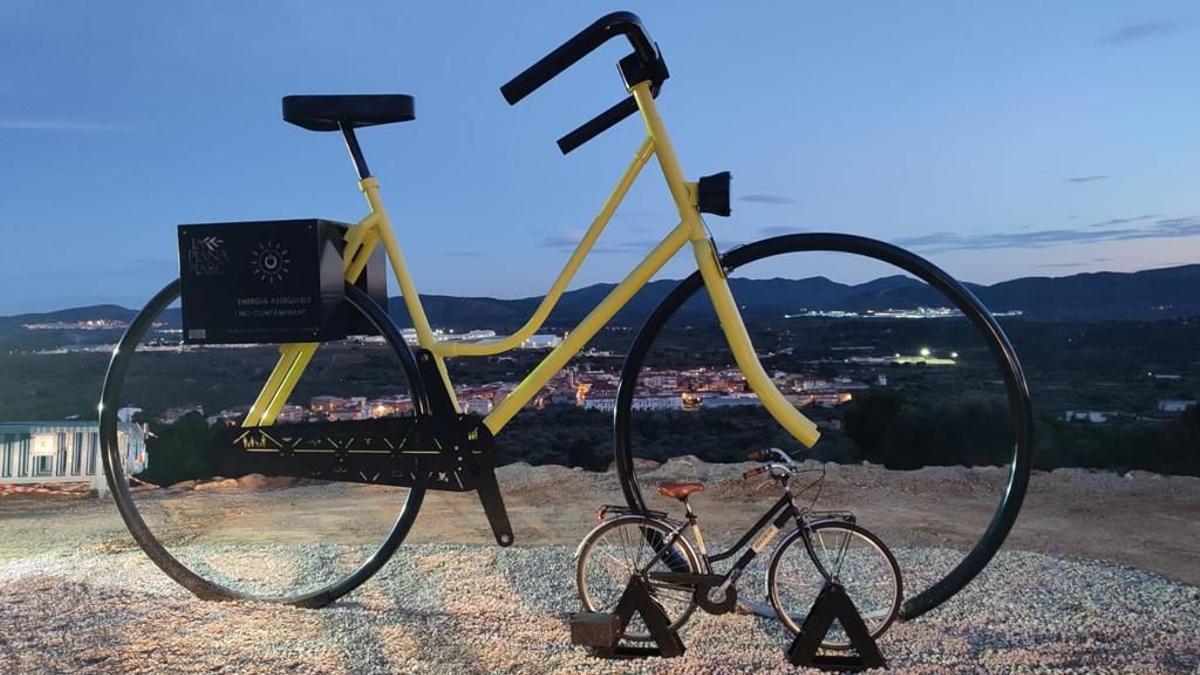 Bicicleta en Vall d'Alba. El ODS de energía asequible está gravado en la bici amarilla.