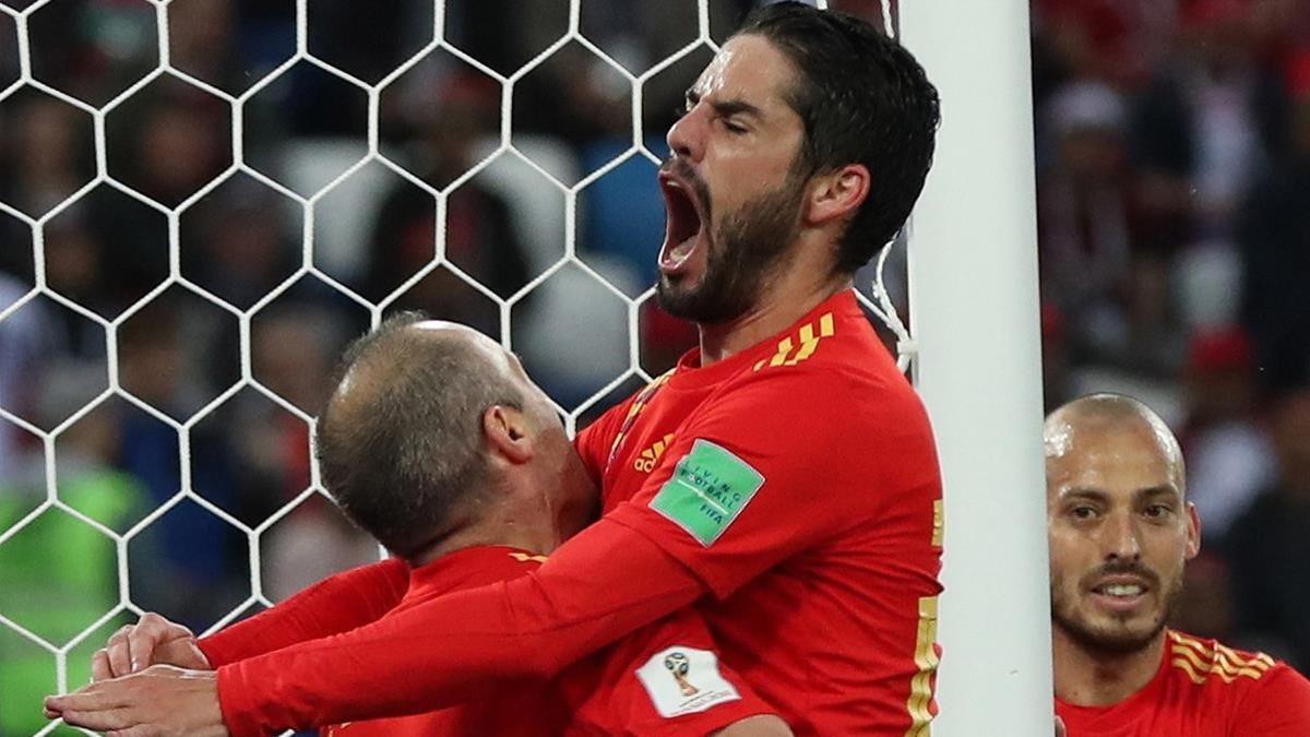 isco celebra el gol de España con Iniesta y Silva.