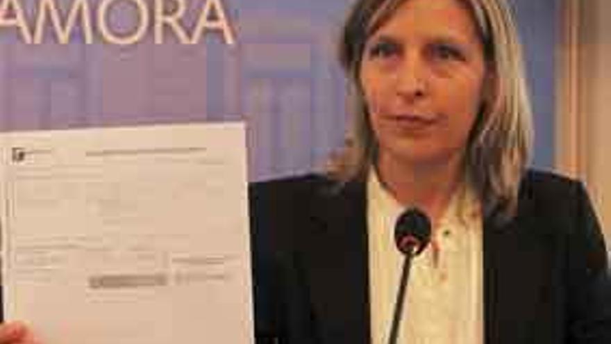 La alcaldesa de Roales, Berna Miguel, muestra la primera factura pagada al Ayuntamiento de Zamora por la depuración del agua.