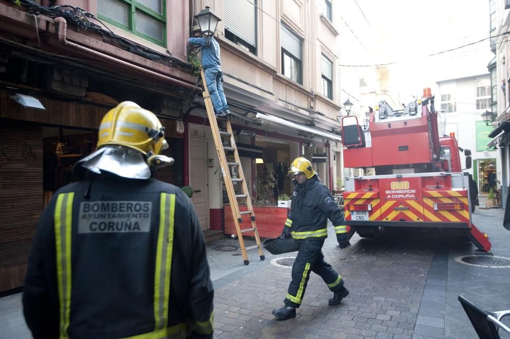 Los bomberos y la Policía Local intervinieron en el lugar y comprobaron el estado de la fachada, de la que se desprendieron gran cantidad de cascotes, aunque no afectaron a más peatones.