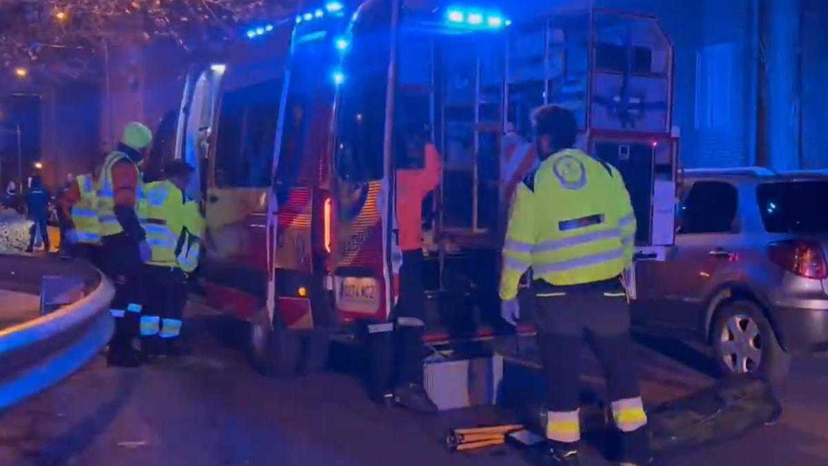 Efectivos del SAMUR atienden al joven herido por integrantes de una banda latina en Madrid.
