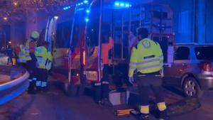 Los servicios de emergencia atienden al joven herido por una banda latina en Madrid.
