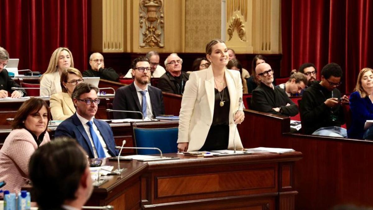 La presidenta Prohens en una intervención en el Parlament. | CAIB