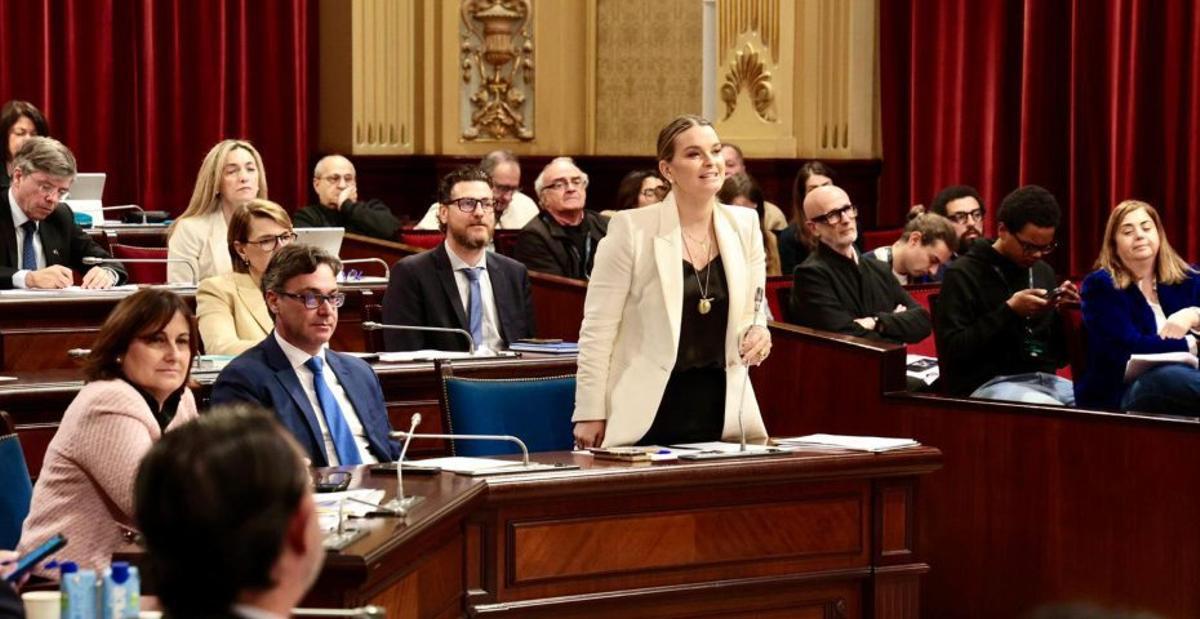 La presidenta Prohens en una intervención en el Parlament. | CAIB