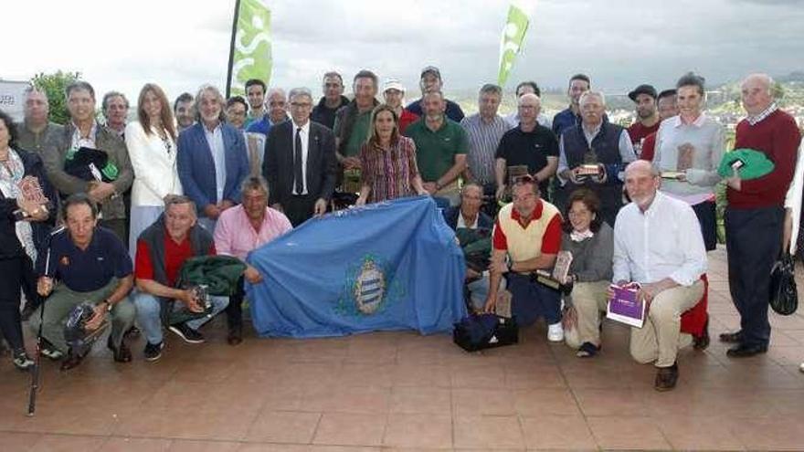 Ganadores, patrocinadores y organizadores del vigésimo campeonato universitario de golf celebrado en Los Balagares.