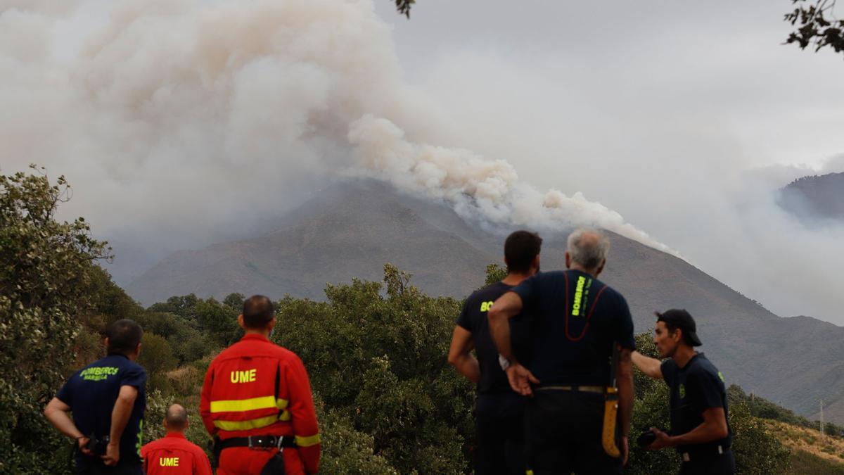 El incendio en Sierra Bermeja, visto desde El Cerró Silla de los Huesos, en Casares.