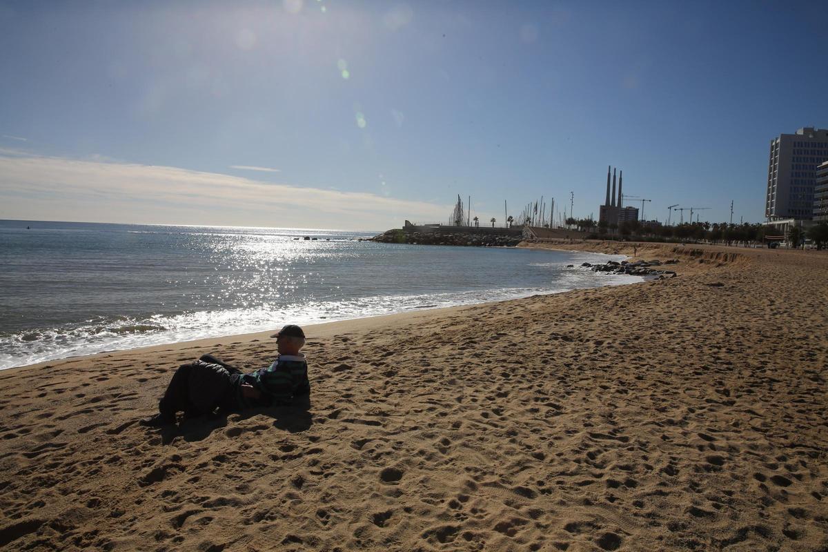 Algunas playas de Badalona pierden arena tras el temporal