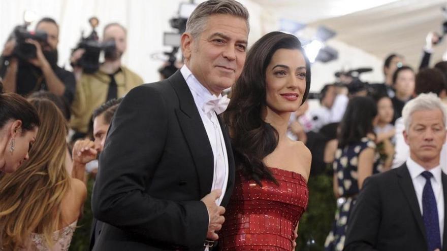 Los Clooney donan más de 400.000 euros para la manifestación por el control de las armas