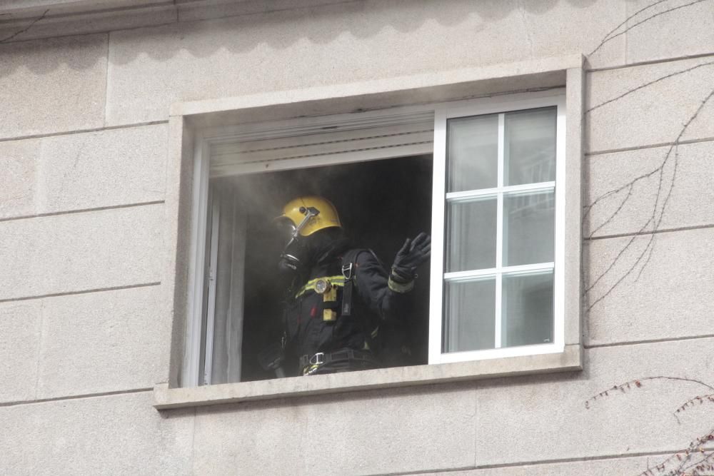 Sucesos en Pontevedra | Evacuada una pareja por un incendio en su casa en Marín