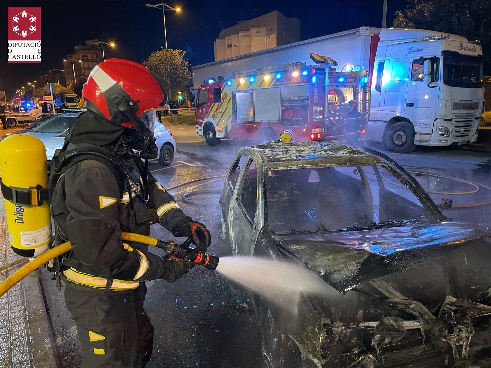 Un bombero en plenas labores de extinción del incendio.