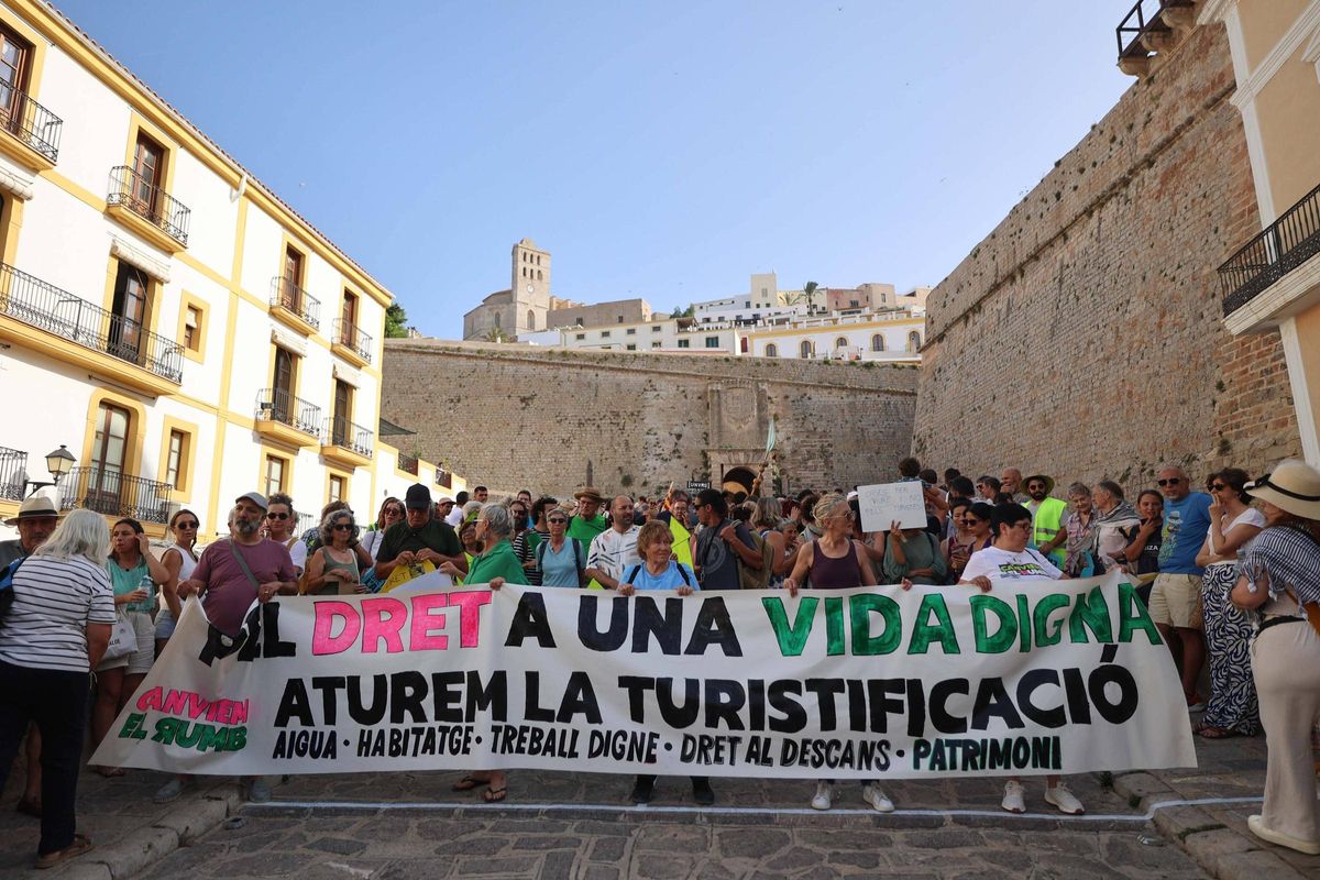 Manifestación contra la masificación turística en Ibiza: «Queremos poder pagar el alquiler»