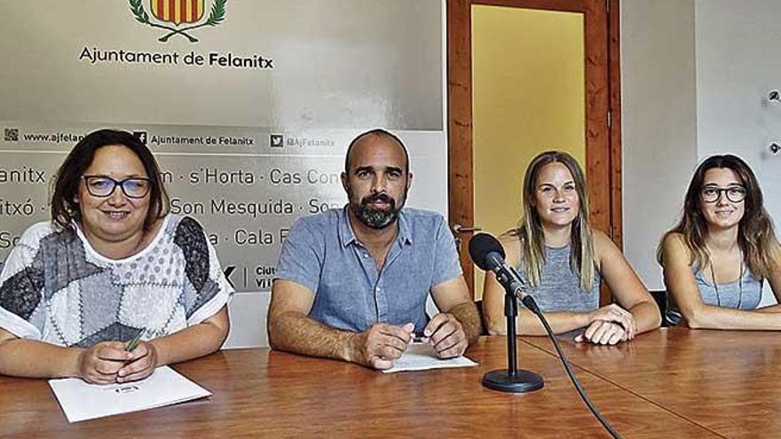 El alcalde, Jaume Monserrat, ayer junto a otras tres regidoras.