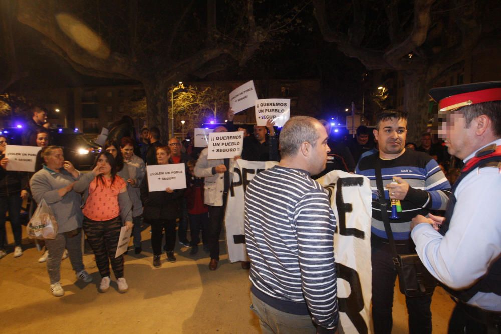 Dues concentracions s'han enfrontat a Salt per la inseguretat i el racisme