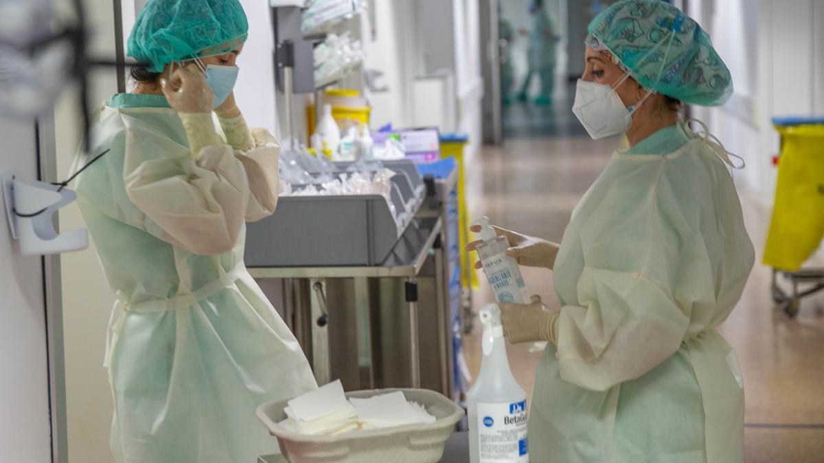 Personal sanitario de un hospital se prepara para atender a un paciente con coronavirus