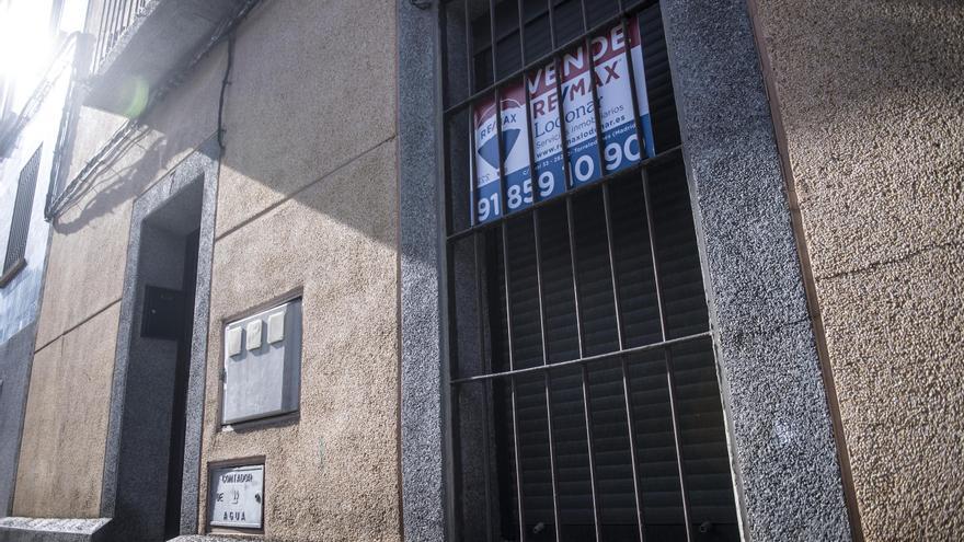 El número de hipotecas desciende pero Cáceres tira de ahorros y compra pisos