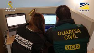 Un guardia civil y una gendarme, durante la desarticulación en febrero pasado de la cúpula de Bitzlato, una de las plataformas de criptomonedas más usadas por el cibercrimen. 