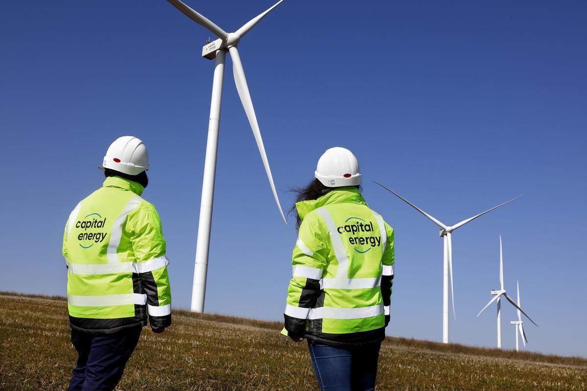 2. Trabajadoras en un parque eólico de Capital Energy