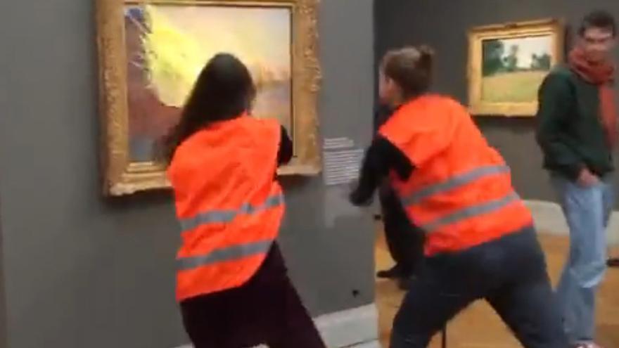 Dos activistas climáticas lanzan puré de patata a un cuadro de Monet en un museo de Alemania