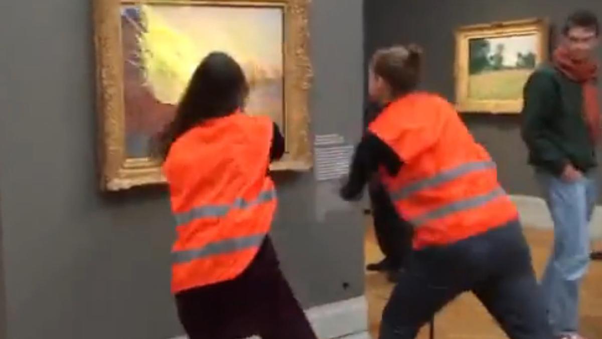 Activistas lanzan puré de patata contra un cuadro de la serie &#039;Los Pajares&#039; del pintor francés Claude Monet