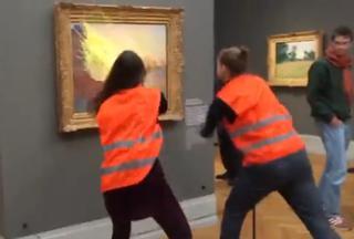 Dos activistas climáticas lanzan puré de patata a un cuadro de Monet en un museo de Alemania