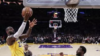 Los Lakers se apoyan en LeBron para sobrevivir a un desatado Zion y pasar a 'playoffs'