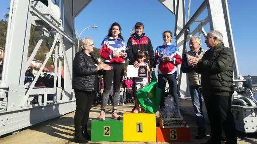 Leticia Prieto, ganadora, en el podio con Sara García, segunda, y Claudia G. Serrano, ayer, en el puerto de San Esteban.