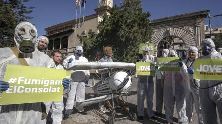 Las Juventudes de Més acusan al Govern de &quot;intentar aniquilarnos&quot; con fumigaciones