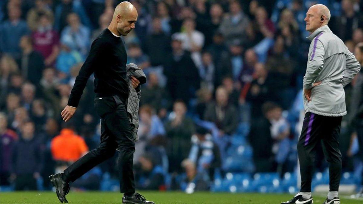 Guardiola camina con gesto serio tras la eliminación europea