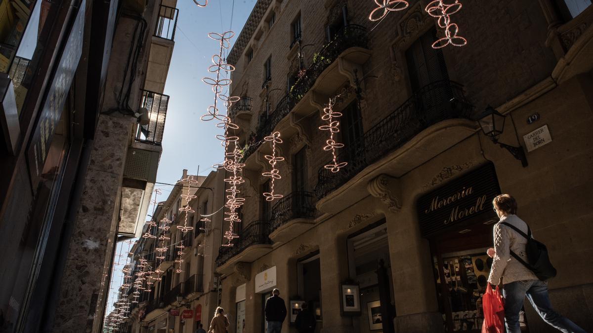 Els llums de Nadal penjats al carrer del Born aquest 2022