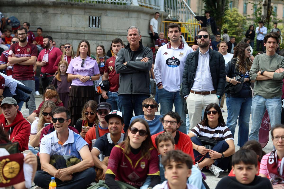 Aficionados del Pontevedra CF siguen el partido contra el Tenerife por pantalla gigante delante de la Diputación Provincial