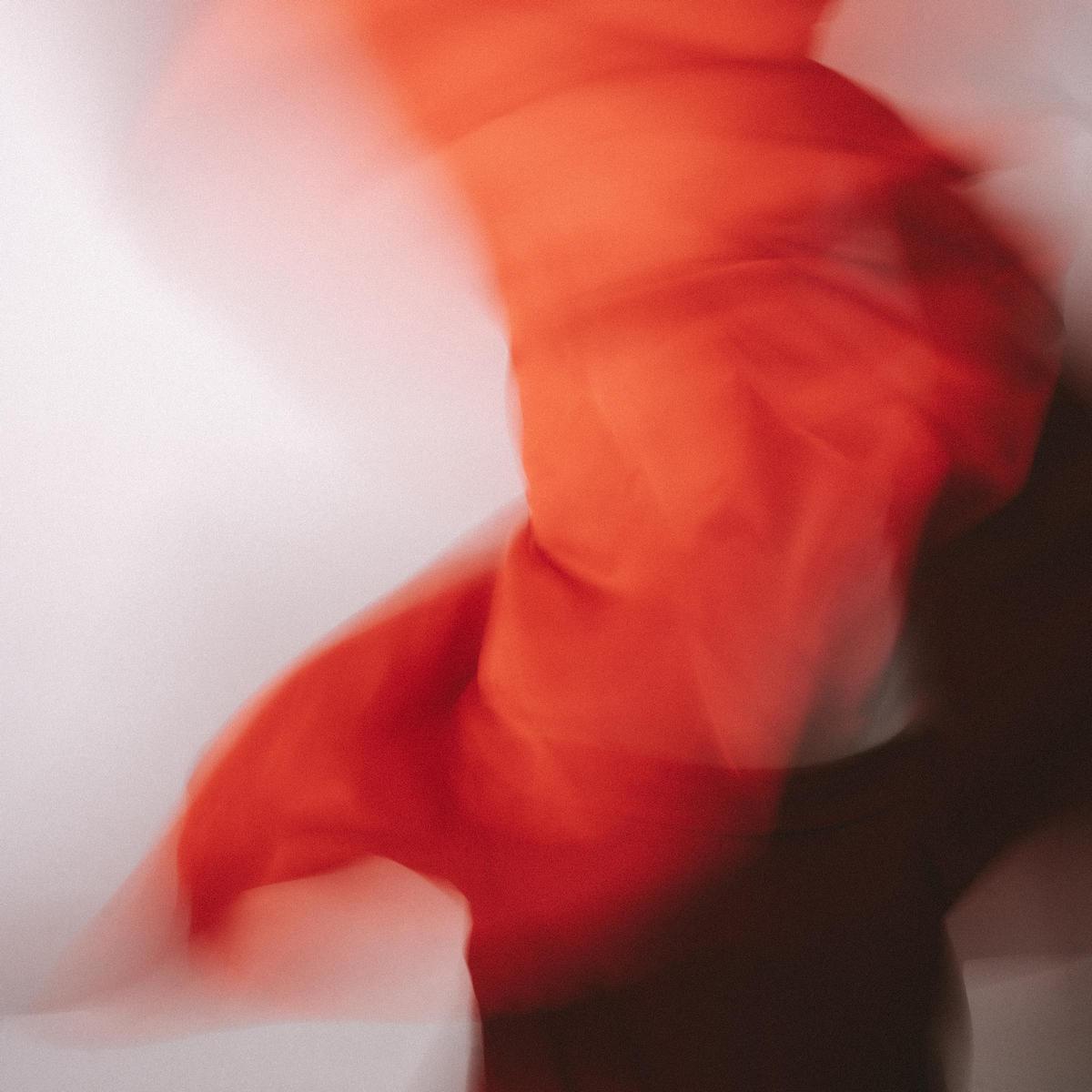 Imatge de la cançó "Escoltar-nos de prop"