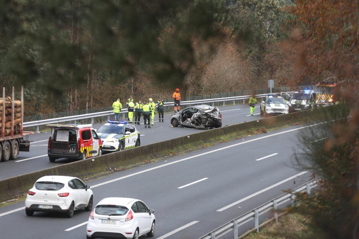 Un accidente entre un camión de mercancías peligrosas y un turismo deja dos heridos y dificulta la circulación en la AP-9