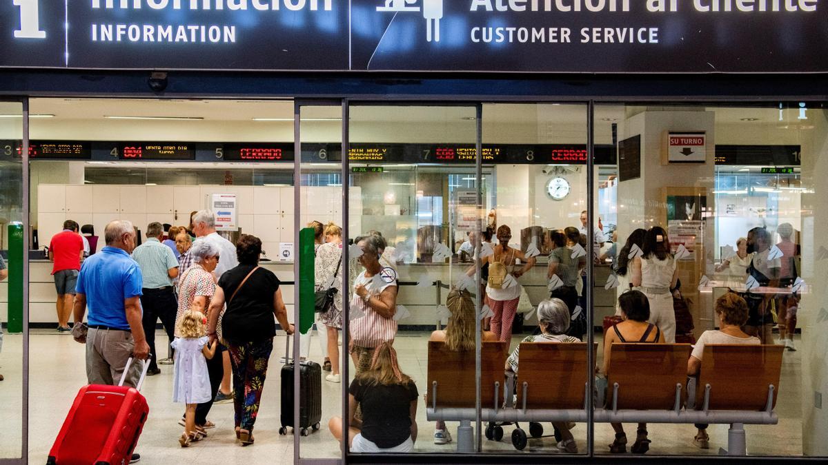 Departamento de atención al cliente en la estación de Santa Justa en Sevilla una de las estaciones afectadas durante la primera de las cuatro jornadas de huelga convocadas en Renfe. EFE/ Raúl Caro