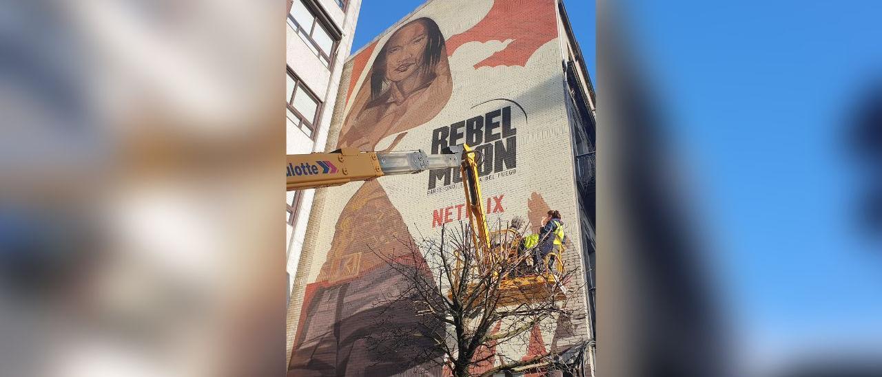 El mural temporal de Netflix en Vigo anunciando 'Rebel Moon'.