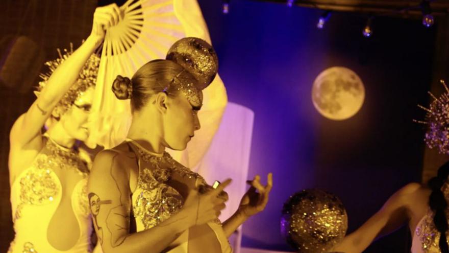 La luna, el baile y la gastonomía protagonistas del avento. Angie López con un grupo de colabotadores y periodistas.  El nuevo perfume. | ÁLVARO KAVIANI