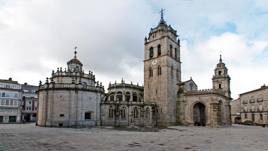 Multado con 900 euros por orinar contra la fachada de la catedral de Lugo