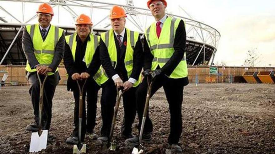 Arriba, foto de archivo de Lakshmi Mittal, pala en mano. Aparece junto al escultor Anish Kapoor, el alcalde de Londres, Boris Johnson, y el responsable del Parque Olímpico de Londres, Andrew Altman, durante un acto en 2010. Junto a estas líneas, otra imagen de Mittal.