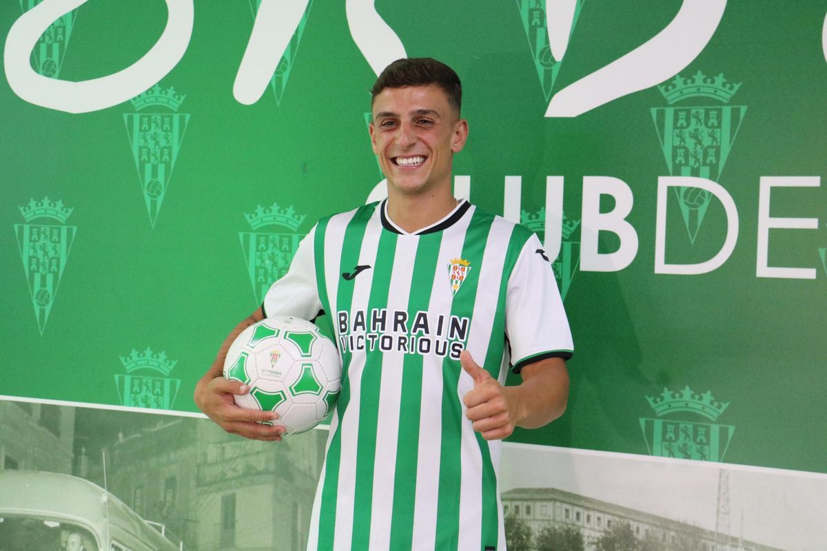 José María Alcedo, sonriente durante su presentación como blanquiverde.