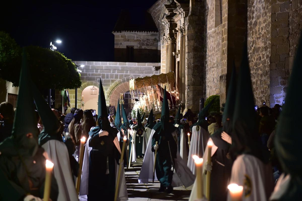 La Virgen del Rosario, a su salida de Santo Domingo en Plasencia.