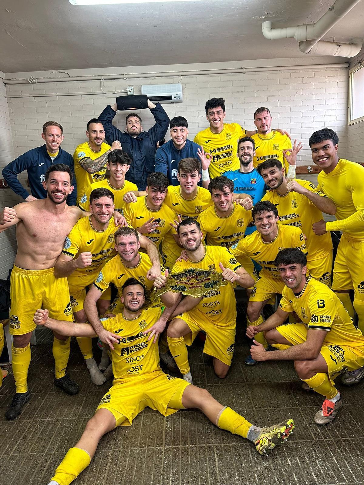 Los jugadores del Poblense festejaron el triunfo en el vestuario