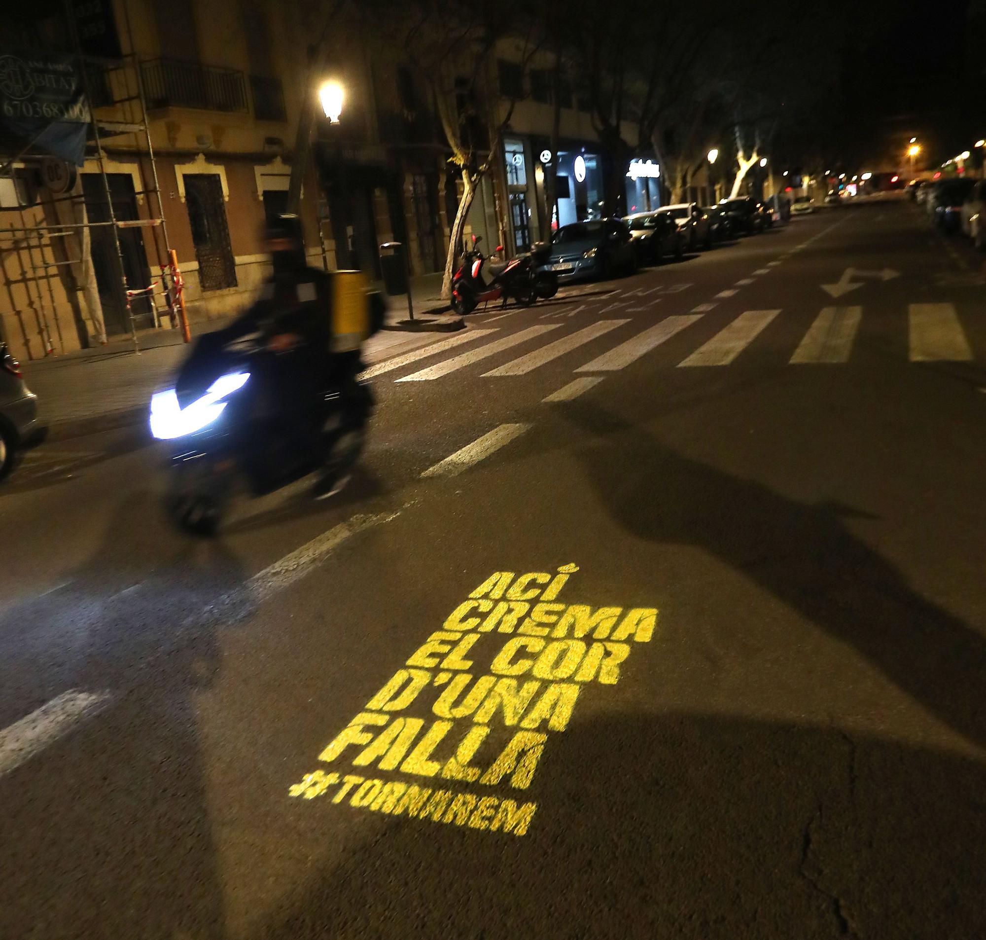 Así ha sido la pintada de Fallas en las calles de València