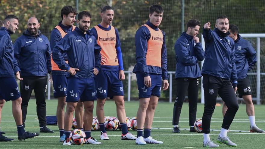 Yago Iglesias dando instrucciones en un entrenamiento. |  // RAFA VÁZQUEZ