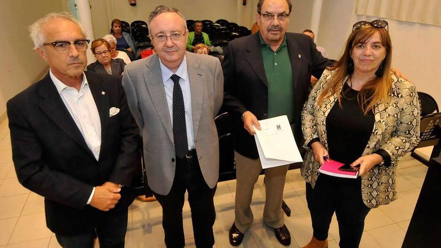 Tácito V. Suárez, Juan Saavedra, Alfredo García y Silvia Martínez, antes de la charla en Riaño.