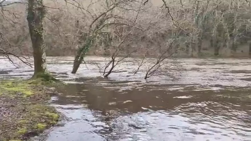 El río Tambre triplica su caudal en Santiago: así suenan sus 330.000 litros por segundo