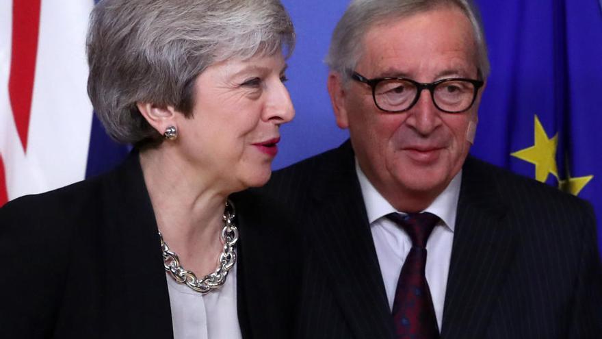 May y Juncker tras su reunión.