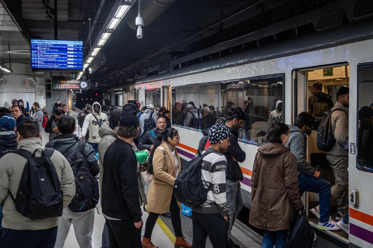 Usuarios de Rodalies suben a un tren este martes, 27 de enero.